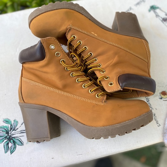 Large boots - Picture 1 of 4